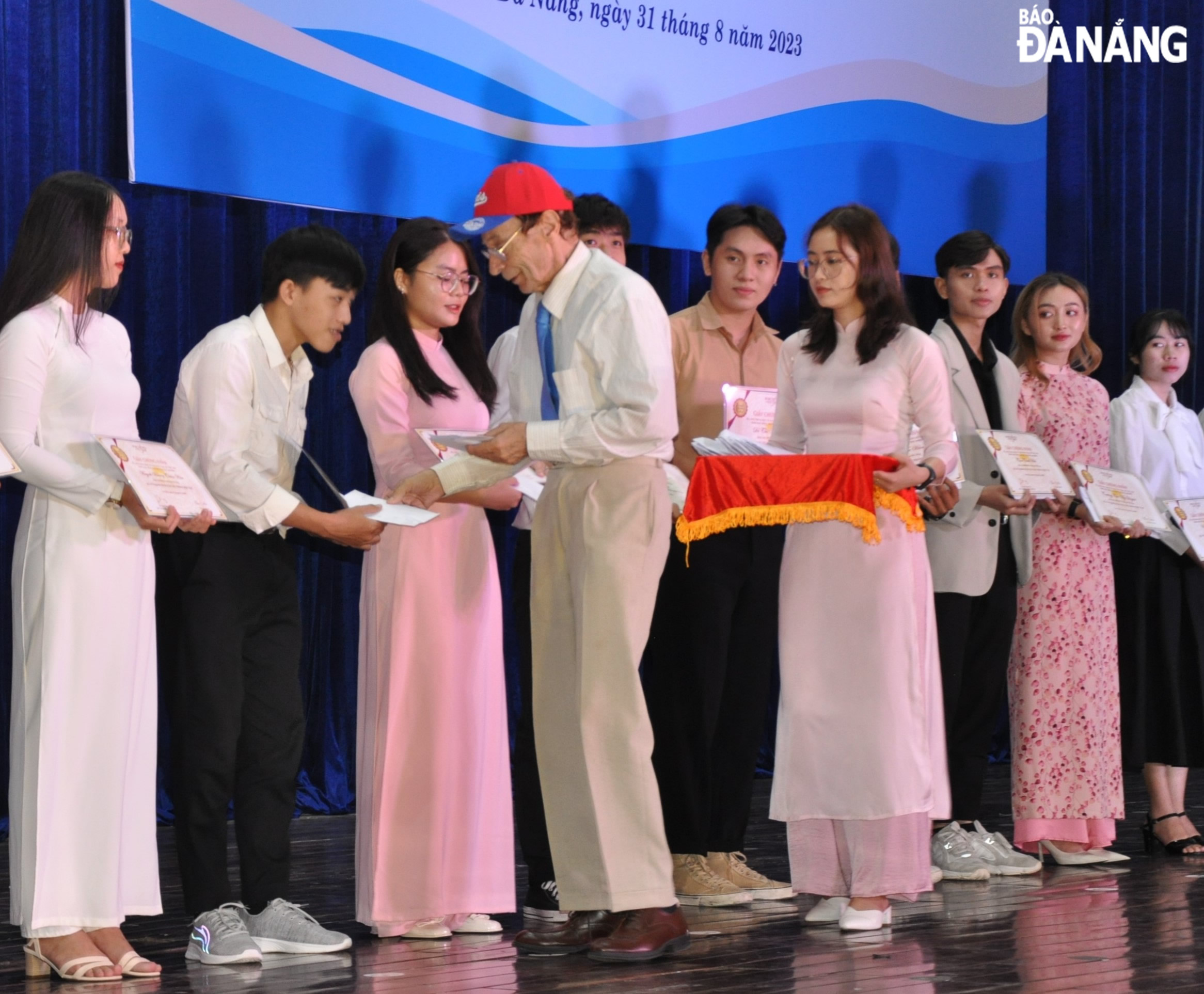 Prof. Odon Vallet (fourth from left) awards Vallet scholarships to students from the University of Da Nang. Photo: LE HUNG