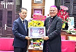 Lãnh đạo thành phố chúc mừng Giám mục Đặng Đức Ngân làm Tổng Giám mục phó Tổng Giáo phận Huế