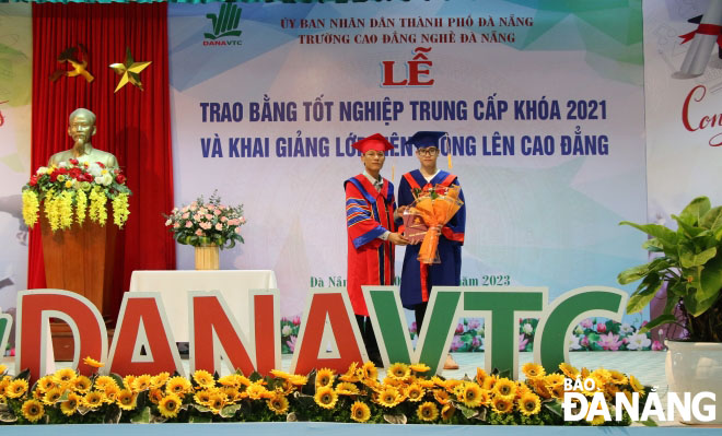 Hơn 250 học sinh Trường Cao đẳng nghề liên thông lên hệ cao đẳng