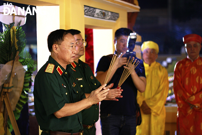 Lieutenant General Thai Dai Ngoc, Commander of Military Zone 5, offers incense in memory of generals and martyrs who had heroically fought and died in the national defence war against the French invaders 165 years ago