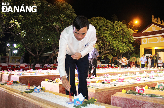 Chairman of the municipal People's Committee Le Trung Chinh offers incense at the ceremony. Photo: X.D