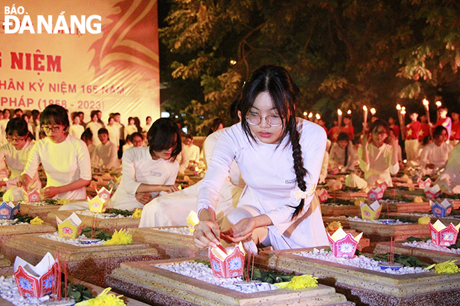 Gratitude candles were lit by students on the graves. Photo: X.D