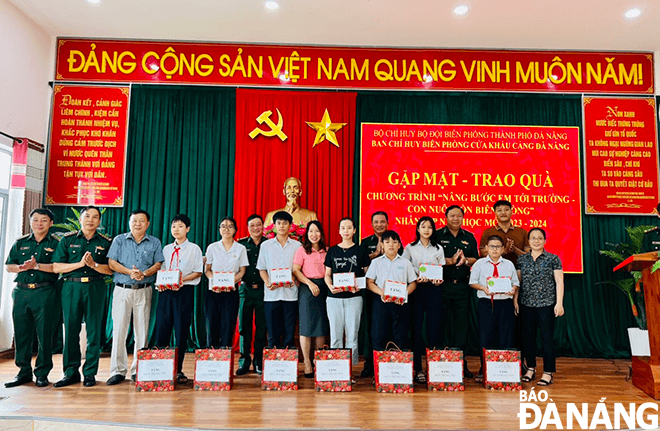 Gặp mặt, trao quà cho các em học sinh trước thềm năm học mới.