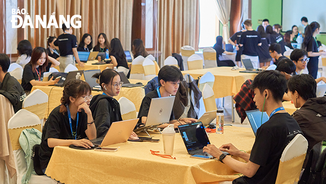 The field of IT always keeps the momentum of development and growth. Programmers are seen at the Unihack 2023 competition. Photo: M.Q