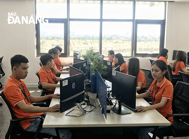 Employees work at the FPT Da Nang Software Company Limited. Photo: M.Q