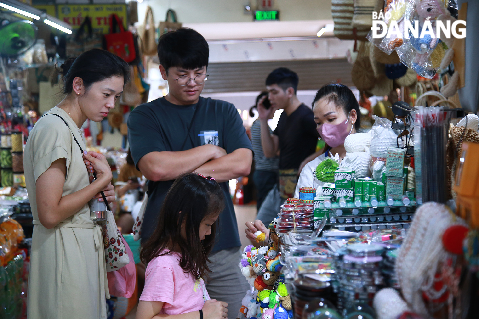 Besides foreign tourists, the number of domestic visitors to the Han Market also increases sharply during the holiday.