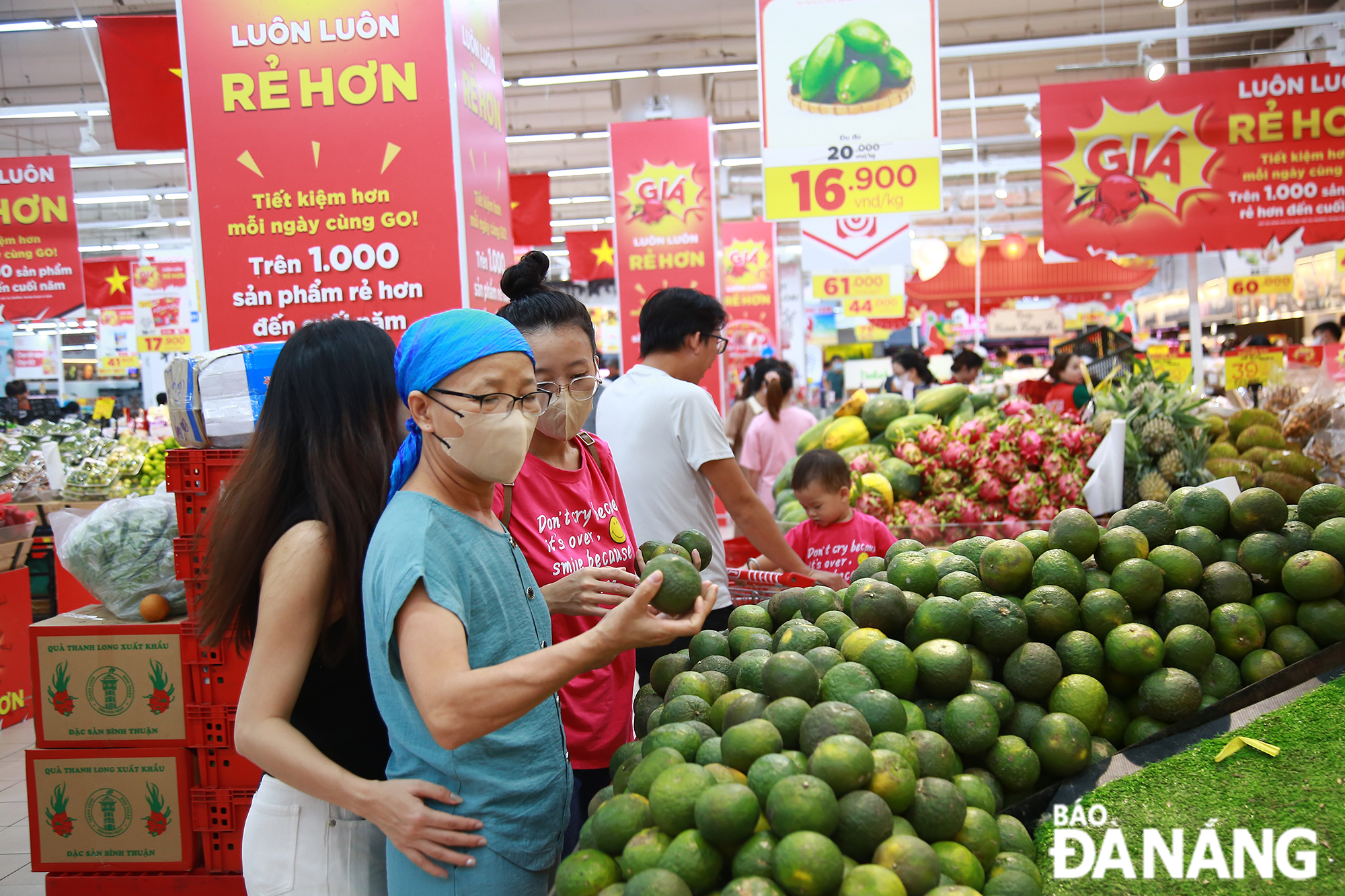 some supermarkets in the city have deployed many promotion programmes in a bid to stimulate shopping demand and meet the needs of people during the holiday.