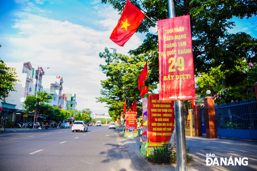 A street in front of the headquarters of the Nai Hien Dong Ward's People's Committee in Son Tra District