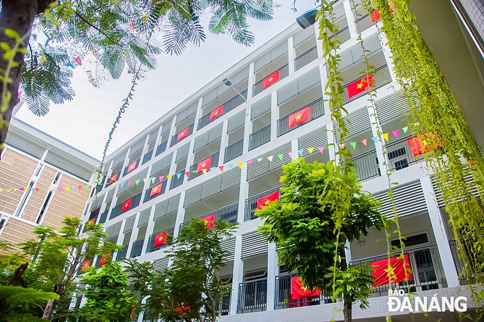 The Trung Vuong Junior High School based in Hai Chau District hangs flags to celebrate the 78th anniversary of the August Revolution and National Day September 2 (1945-2023).