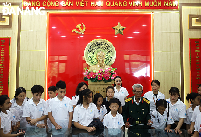 At the programme, pupils and their godmothers laid wreaths, offered incense, and paid tribute to heroic martyrs at the Revolutionary Base of Hoa Vang District Party Committee.