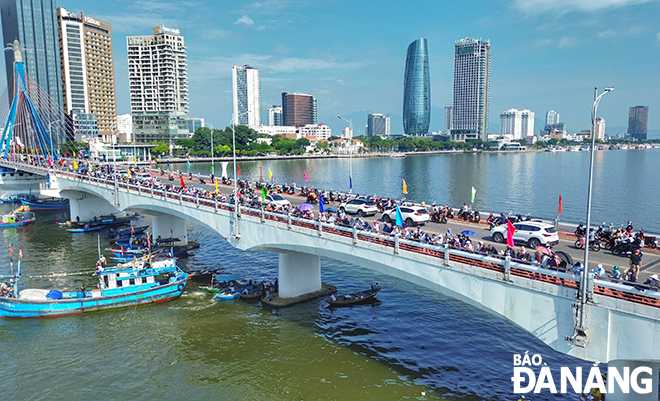 đánh dấu sự trở lại sau gần 6 năm bị gián đoạn, thu hút hàng nghìn người dân và du khách đến theo dõi, cổ vũ. Ảnh: X.D