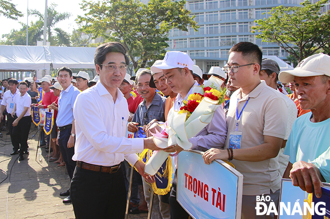 Vice Chairman of the Da Nang People's Committee Tran Chi Cuong presents souvenir flags to participating teams. Photo: X.D