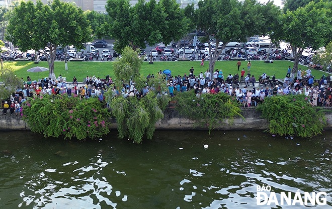 Thousands of people and tourists flocked to both banks of the Han River to cheer for the racing teams. Photo: X.D