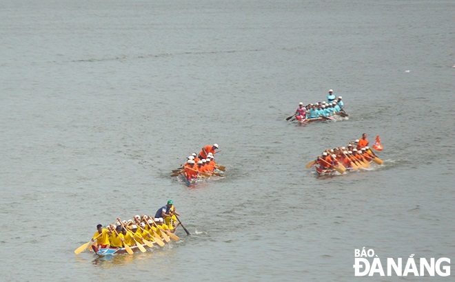 The boat race is held annually on the Han River was one of the best cultural and sports events in the city to celebrate the August Revolution (August 19) and National Day (September 2)