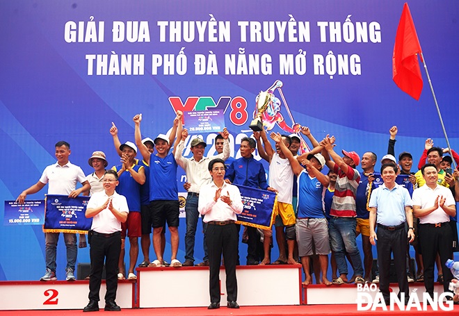 Vice Chairman of the municipal People's Committee Tran Chi Cuong (middle) and the organisers award prizes to outstanding racing teams. Photo: X.D