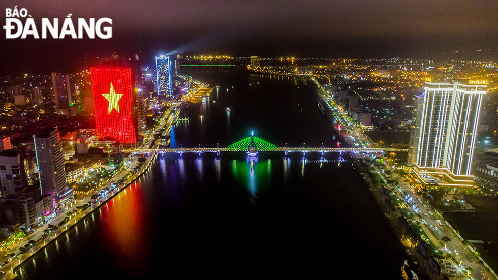 The sparkling Han River is admired at night.