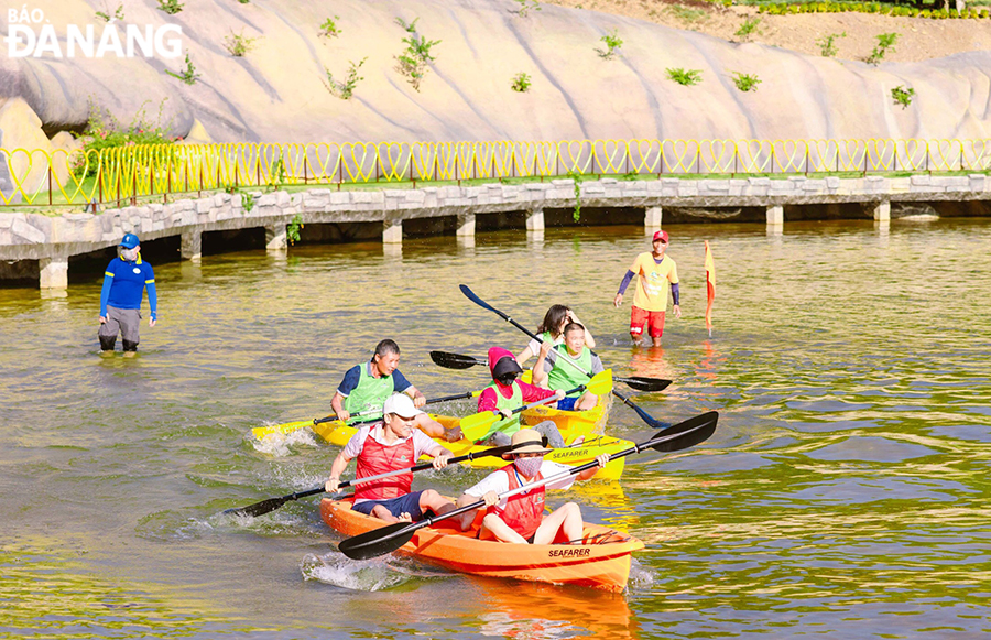 Hoạt động chèo thuyền Kayak mới được KHu du lịch suối khoáng nóng Núi Thần Tài đưa vào hoạt động thu hút khá đông du khách trong dịp lễ 2-9. Ảnh: THU HÀ