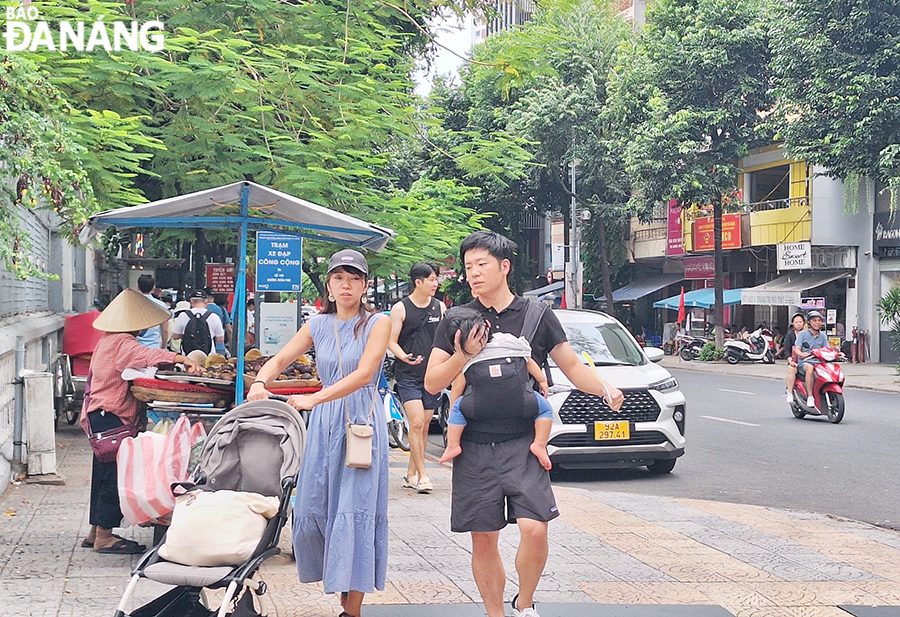 Nhiều du khách quốc tịch Hàn Quốc lựa chọn tham quan tại điểm nhà thờ Chính tòa (nhà thờ con Gà), đường Trần Phú. Ảnh: THU HÀ