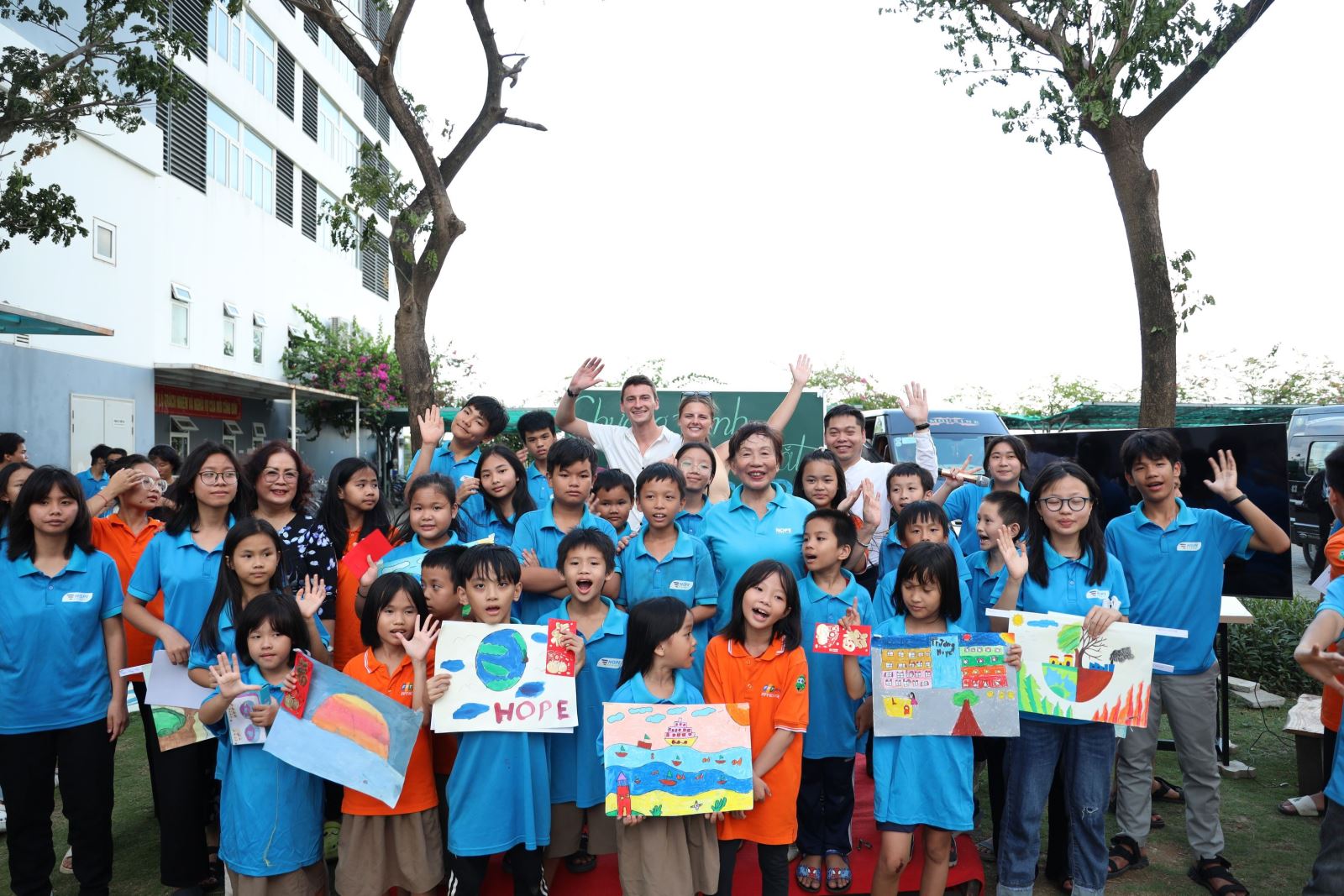 The pupils of the Hope School pose for souvenir photos with U.S volunteers. Photo: https://baotintuc.vn