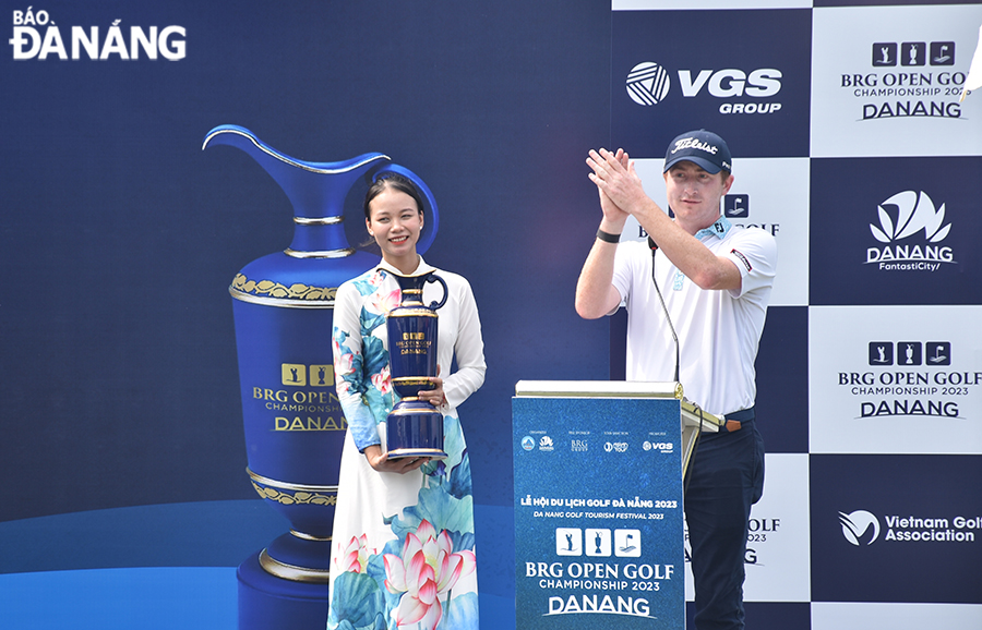 Aaron Wilkin from Australia excellently beats other golfers worldwide to be crowned champion at BRG Open Golf Championship Danang 2023. Photo: THU HA