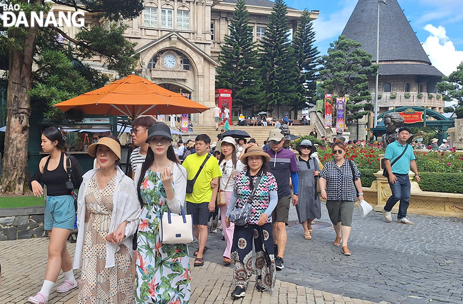 This year's holiday season, many Alocal residents and tourists flock to the Sun World Ba Na Hills tourist area for sightseeing and fun. Photo: THU HA