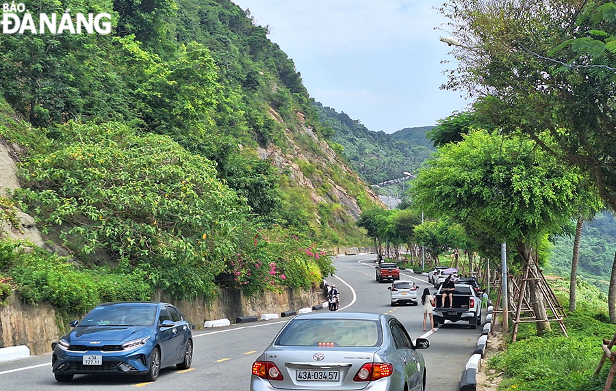 On the Son Tra Peninsula, there are many locals and tourists have fun, take photos and admire the surrounding beautiful scenery. Photo: THU HA