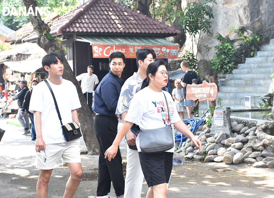 Many tourists visit the Marble Mountains  special national-level relic site . Photo: THU HA