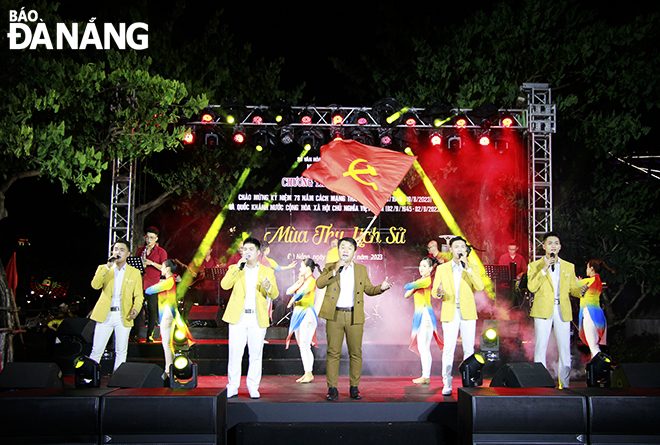 Artists from the Trung Vuong Theater performs the medley 