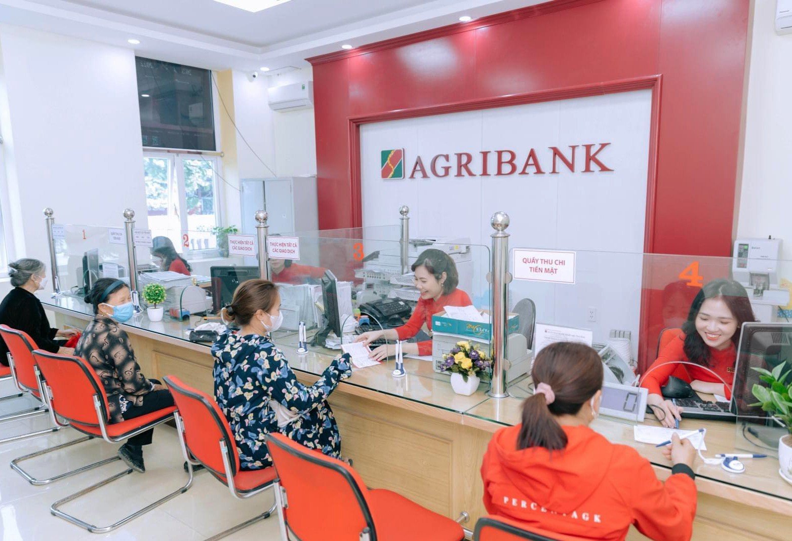 Khách hàng giao dịch tại Ngân hàng Agribank. Ảnh minh họa: CTV/Báo Tin tức