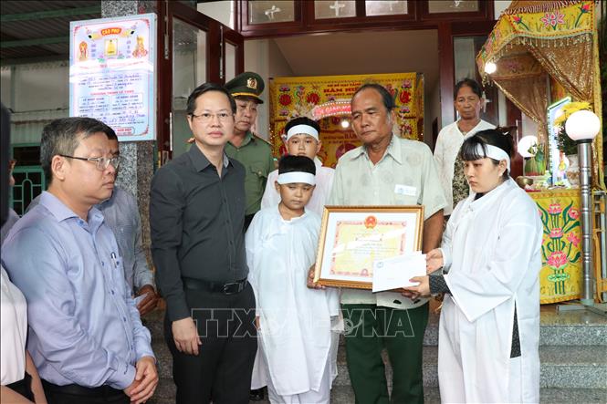 Truy tặng Huân chương Dũng cảm” cho ông Nguyễn Hữu Đốn vì đã có hành động dũng cảm cứu người, cứu tài sản của nhân dân khi gặp hỏa hoạn.