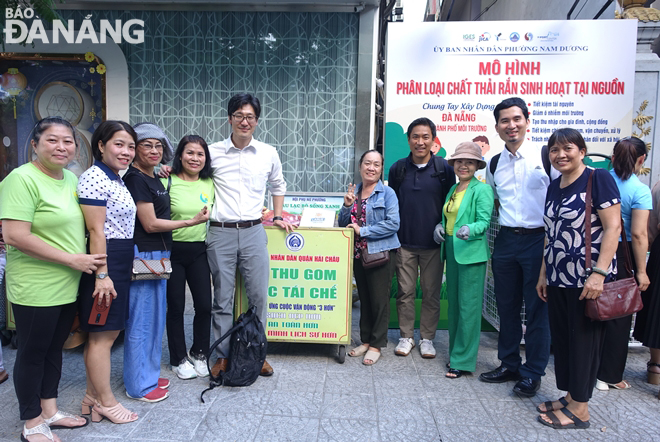 Experts from Yokohama City and the Japanese Institute for Global Environmental Strategy (IGES), plus officials and people of Nam Duong Ward, Hai Chau District, participate in the model in July 2023. Photo: HOANG HIEP