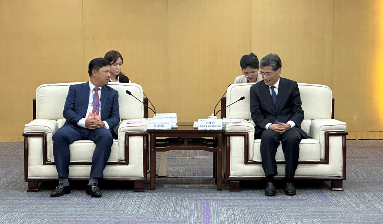 Da Nang Party Committee Deputy Secretary Luong Nguyen Minh Triet (left) working with the leader of China's Henan Province.