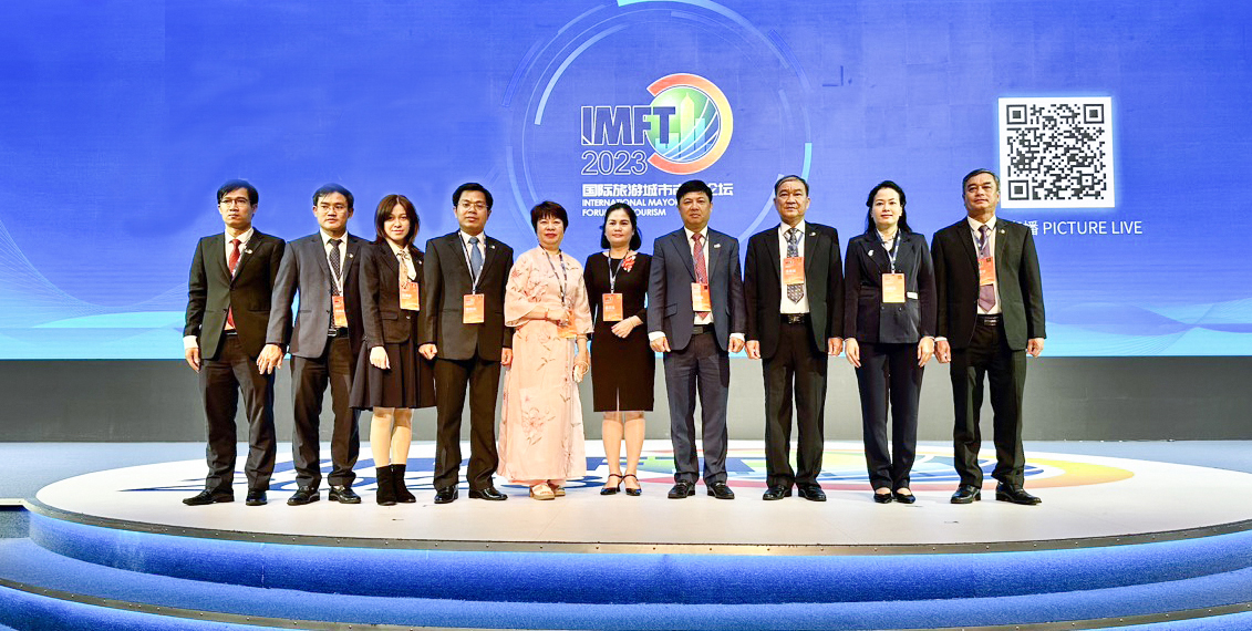 The delegation of Da Nang attend the forum