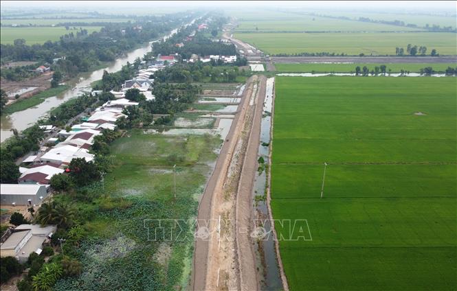 Tuyến đường giao thông đoạn qua xã Thạnh Lợi, huyện Tháp Mười (Đồng Tháp) đang xây dựng. Ảnh: Nhựt An/TTXVN