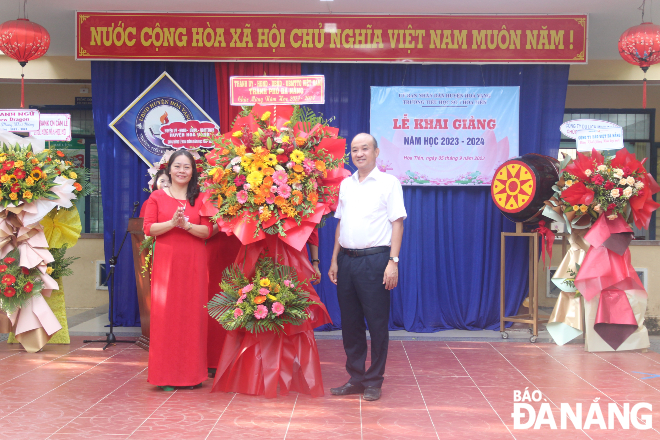 Phó Chủ tịch UBND thành phố Lê Quang Nam đến dự, chúc mừng lễ khai giảng năm học 2023 – 2024 tại Trường Tiểu học số 1 Hòa Tiến . Ảnh: NGỌC QUỐC