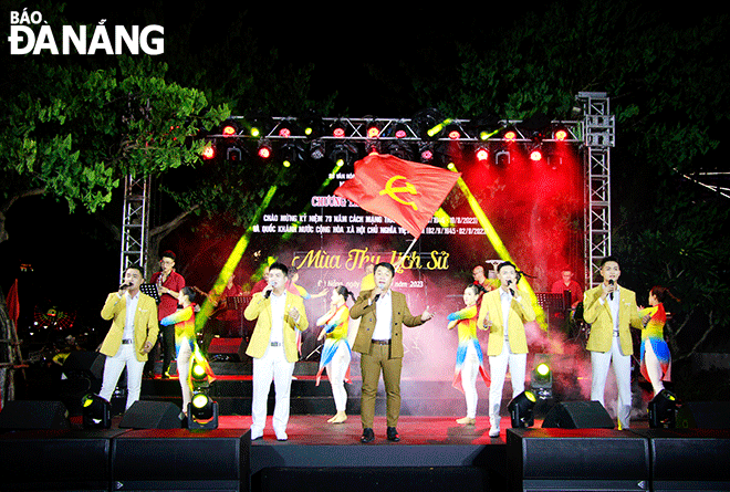 Artists from the Trung Vuong Theater performs the medley 