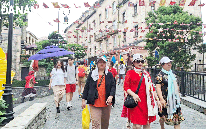 During this year's National Day holiday, many people and tourists choose to visit the Sun World Ba Na Hills tourist area. Photo: THU HA