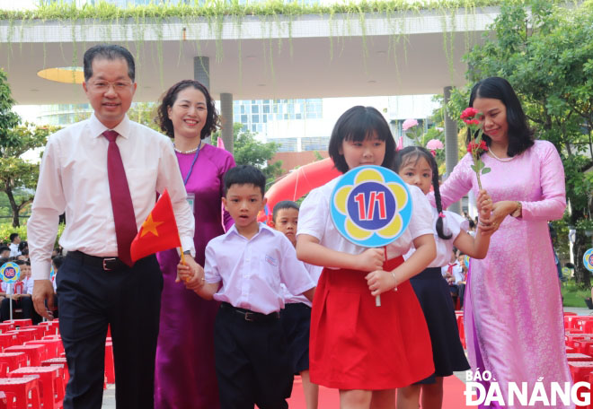 Secretary of the Da Nang Party Committee Nguyen Van Quang (left) welcomed first graders of the Ly Tu Trong Primary School based in Hai Chau District to attend the opening ceremony. Photo: NGOC HA