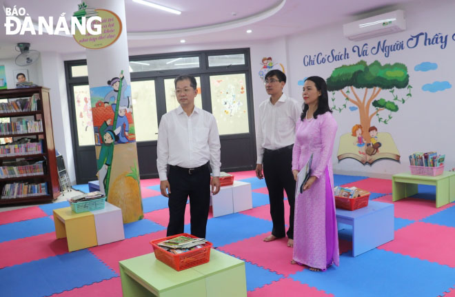 Secretary Quang visited the school library. Photo: NGOC HA