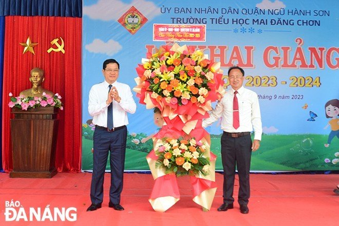 Vice Chairman of the Da Nang People's Council Tran Phuoc Son (left) and leader of the Mai Dang Chon Primary School based in Ngu Hanh Son District at the opening ceremony of the new school year. Photo: PHI NONG