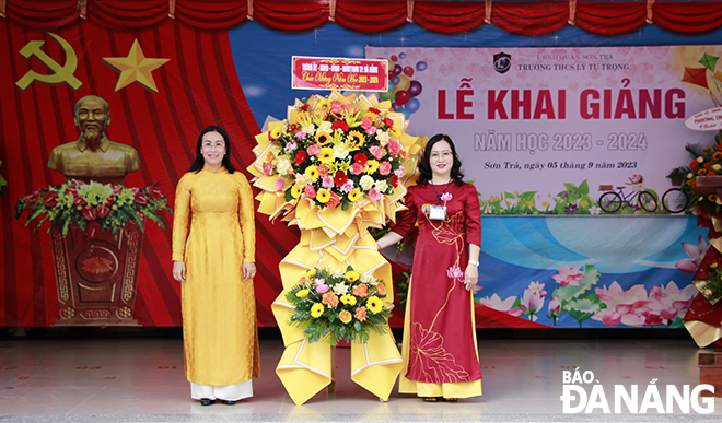 Vice Chairwoman of the municipal People's Council Nguyen Thi Anh Thi attended and presented flowers to congratulate the opening ceremony at the Ly Tu Trong Junior High School based in Son Tra District’s Tho Quang Ward.