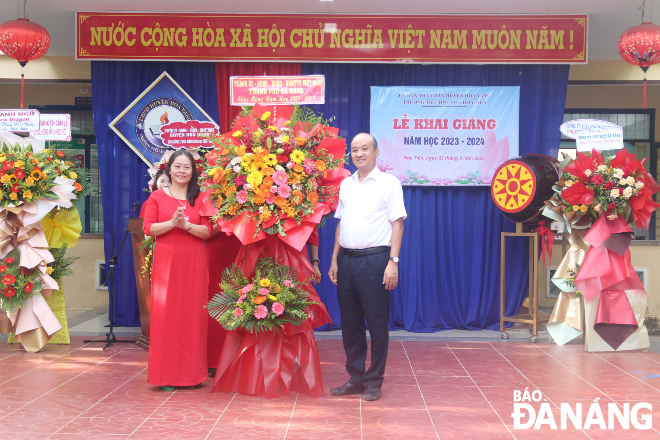 Vice Chairman of the municipal People's Committee Le Quang Nam (right) attends the opening ceremony of the 2023 - 2024 school year at the Hoa Tien No. 1 Primary School. Photo: NGOC QUOC