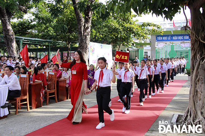 The Son Tra District-based Ly Tu Trong Junior High School welcomes 6th graders in the new academic year.