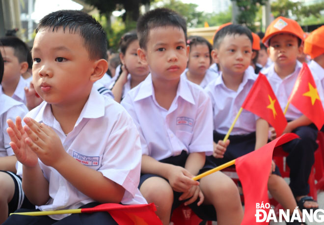 First grade pupils at the Ly Tu Trong Primary School based in Hai Chau District on the first day of school. Photo: NGOC HA