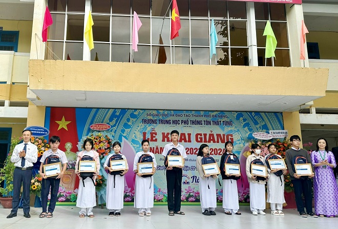 Ông Lê Vĩnh Thạch, Phó Giám đốc Sacombank, Chi nhánh Đà Nẵng (đầu tiên, trái qua) trao học bổng cho học sinh Trường THPT Tôn Thất Tùng.