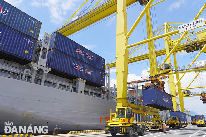 Goods are unloaded at the Tien Sa Port