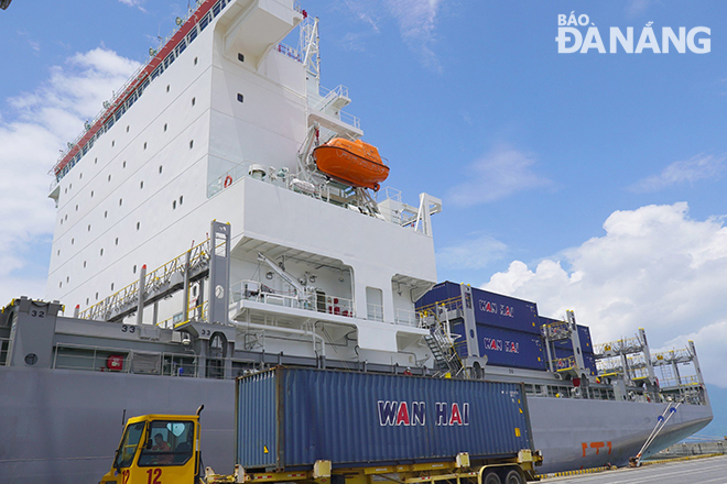 Goods are loaded on the container ship at the Tien Sa Port