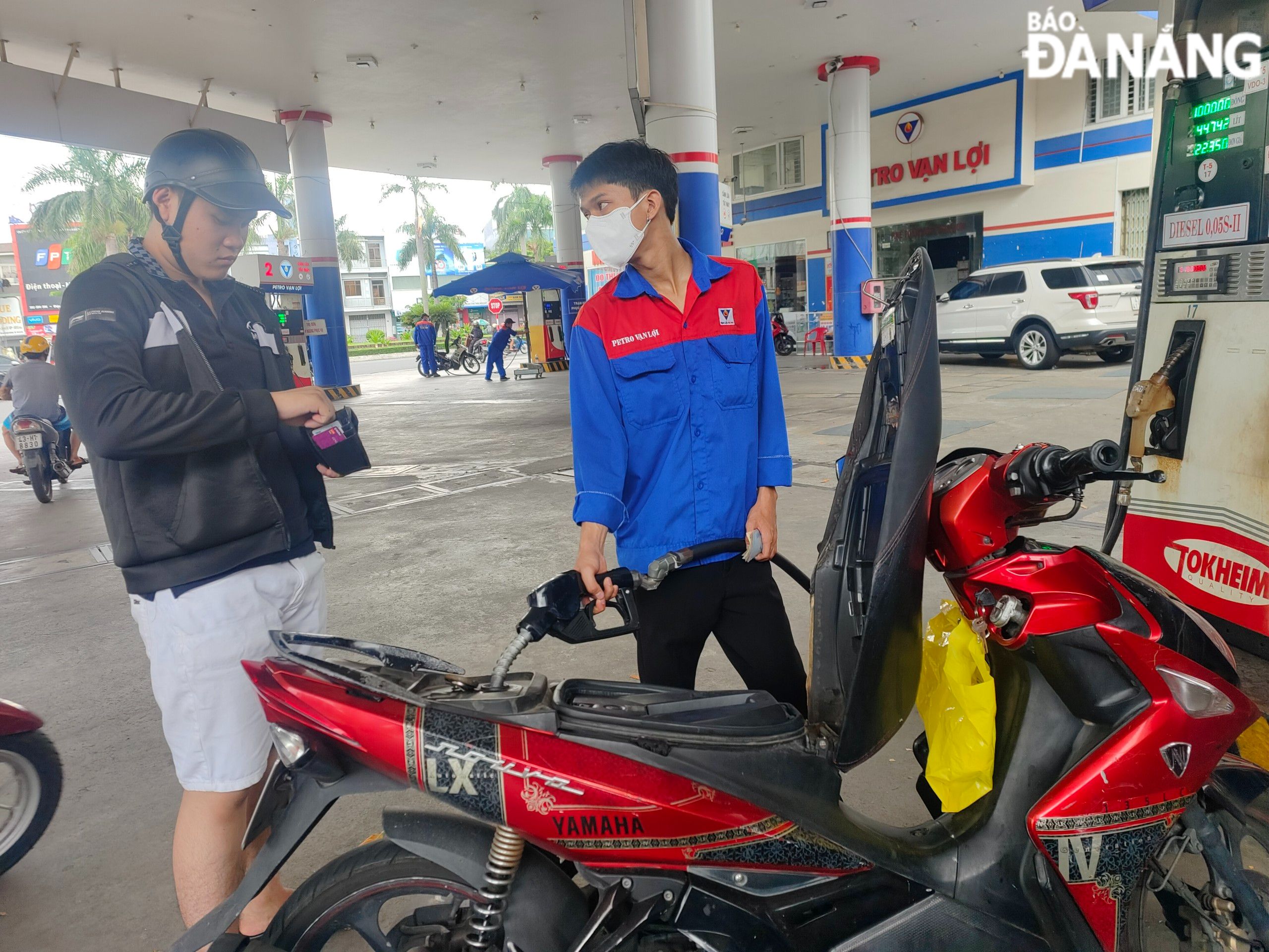 Petrol and oil prices continued to increase by more than VND200/litre in the adjustment on September 5. Photo: C.THANG