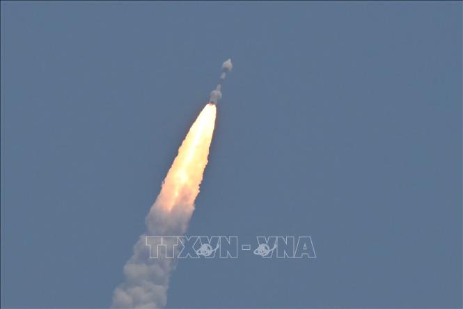 Tên lửa PSLV XL mang theo tàu thăm dò Mặt Trời Aditya-L1 được phóng từ Trung tâm vũ trụ Satish Dhawan ở Sriharikota, Ấn Độ ngày 2/9/2023. Ảnh: AFP/TTXVN