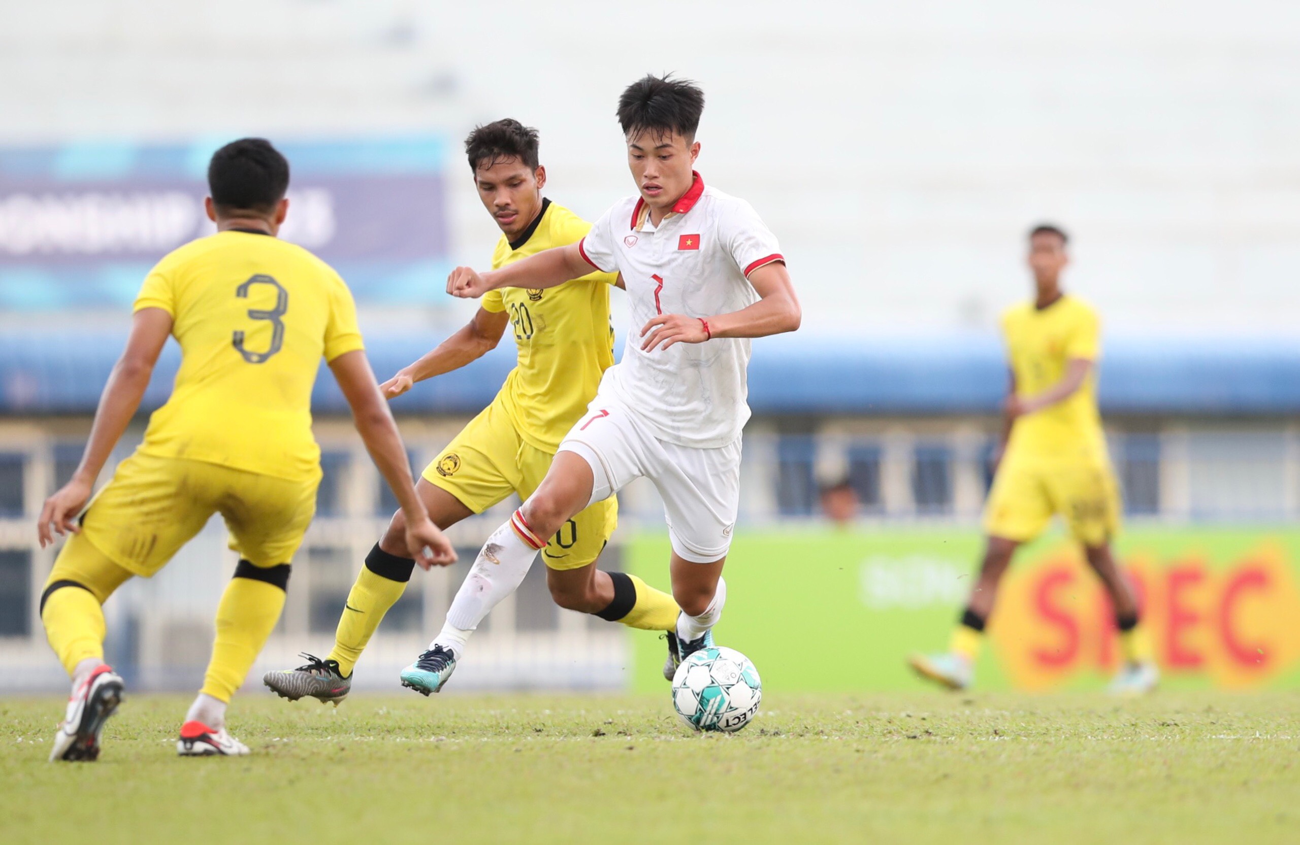 Việc U23 Việt Nam (áo trắng) giành ngôi vô địch Giải U23 Đông Nam Á đang gây áp lực không nhỏ cho thầy trò HLV Troussier. Ảnh: M.M